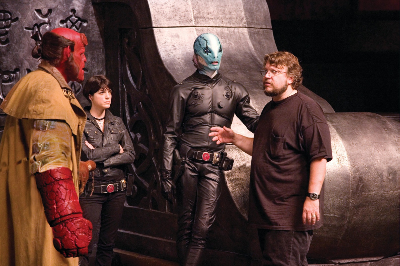 Đạo diễn Guillermo del Toro trên trường quay Hellboy II: The Golden Army.