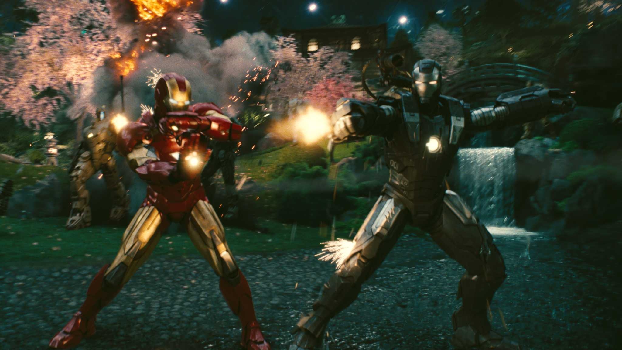 War Machine và Iron Man hợp sức trong Iron Man 2 (2010): Trong tập phim thứ hai về Người Sắt, Trung tá James Rhodes, người bạn thân của Tony Stark, đã trưng dụng một bộ giáp sắt phiên bản mẫu dành cho quân đội rồi lấy biệt danh là War Machine. Cảnh hai người bạn thân chí cốt trở thành chiến hữu trước sự vây quanh của đạo quân robot do tên Whiplash khống chế là một trường đoạn hết sức hùng tráng nhưng cũng không kém phần hài hước. Iron Man và War Machine đối lưng vào nhau, liên tục nã vũ khí vào những bộ giáp đang vây quanh họ, cho đến khi Whiplash cùng bộ giáp khổng lồ của hắn xuất hiện…