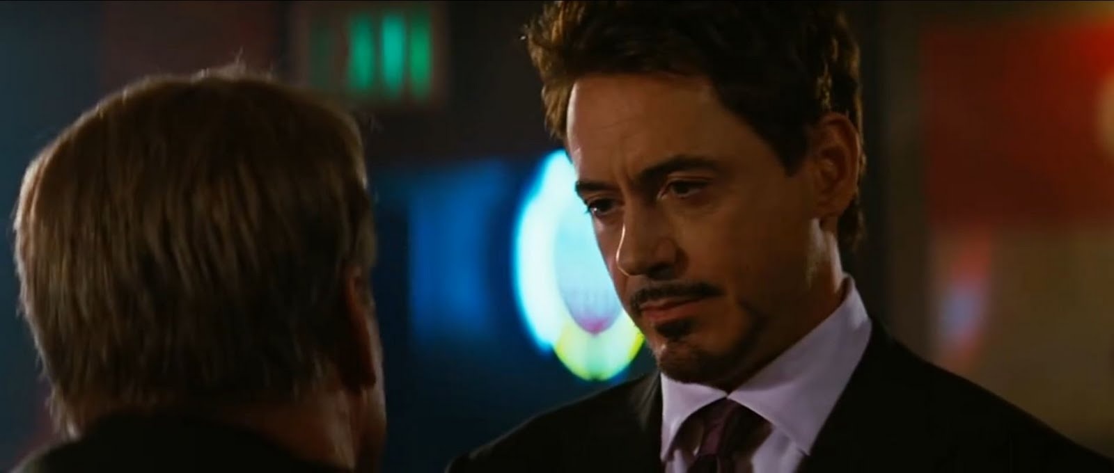 Iron Man gặp Đại tướng Ross trong The Incredible Hulk (2008): Bộ phim về nhân vật Người khổng lồ Xanh là bộ phim thứ hai đến từ Marvel Studios sau Iron Man. Trong đoạn cuối phim, Người Sắt bất ngờ xuất hiện và tới gặp Đại tướng Ross để trao đổi về gã quái nhân Abomination. Song song với đó, The Incredible Hulk chứa đựng rất nhiều hình ảnh bí mật như logo của S.H.I.E.L.D., tọa độ nơi Captain America đang bị đóng băng và nhiều khí tài quân sự của tập đoàn Stark. Tất cả cho thấy Marvel Studios muốn kết nối các tác phẩm điện ảnh của hãng thành một mạch truyện hoàn chỉnh và thành quả mà khán giả nhận được chính là bom tấn The Avengers ra đời bốn năm sau đó.