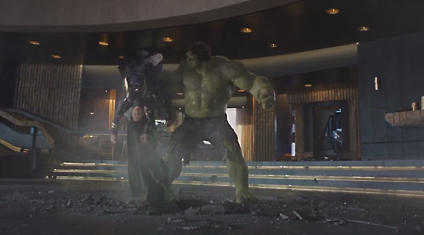 Hulk khiến Loki “lên bờ xuống ruộng” trong The Avengers (2012): Loki là gã thần linh luôn coi thường loài người và đã phải trả giá cho sự ngạo mạn của bản thân. Sau khi bị mũi tên nổ của Hawkeye đánh bay vào tháp Stark, Loki buộc phải đối mặt với Hulk. Chưa kịp dứt lời huyên thiên, Loki bị Hulk nắm áo choàng nện qua lại xuống sàn như một tấm giẻ rách đáng thương. Cảnh phim diễn ra vô cùng hài hước và cho thấy sự yếu ớt của Loki trước sức mạnh khổng lồ của Hulk.  Sau khi “đo đất” dưới sàn với vẻ mặt vô cùng hoang mang, Loki còn bị Hulk giễu cợt là “Puny God!” (“Đồ thần tí hon!”).