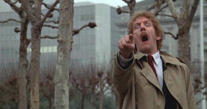 Invasion of the Body Snatchers (1978): Nếu như phiên bản phim năm 1956 của Don Siegel gần như chỉ là một tác phẩm kinh dị thuần túy thì tác phẩm của Philip Kaufman ra đời hơn 20 năm sau lại lồng ghép thêm nhiều ẩn dụ xã hội vào trong nội dung phim. Với những tình tiết thông minh, hồi hộp, Invasion of the Body Snatchers phiên bản năm 1978 hoàn toàn có khả năng thu hút cả những khán giả vốn thường hay nói “không” với dòng phim kinh dị.