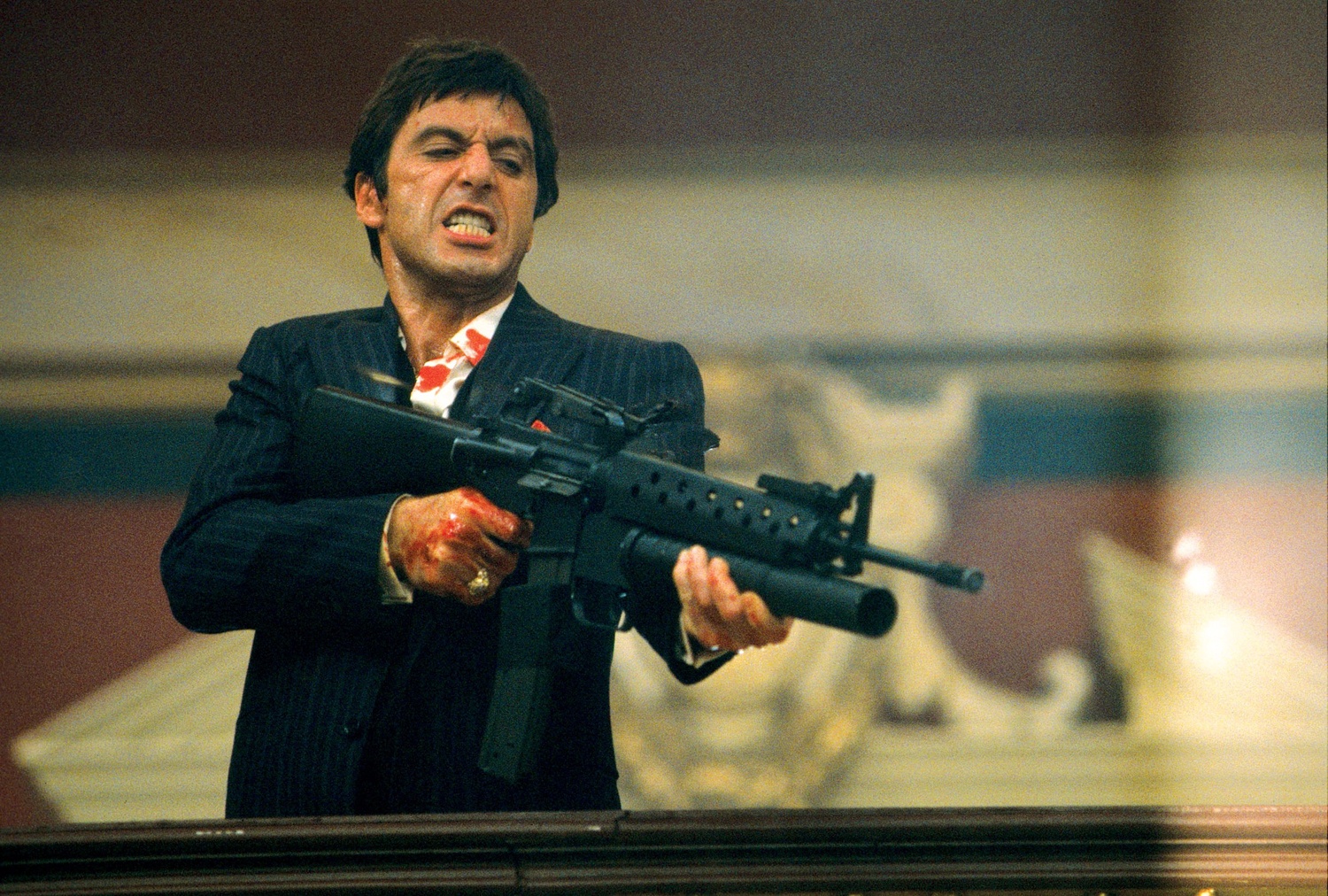 Scarface (1983): Phiên bản phim đen-trắng năm 1932 của Scarface thực chất cũng là một trong những tác phẩm kinh điển trong thời kỳ đầu của điện ảnh Hoa Kỳ khi lần đầu tiên những khía cạnh bạo lực của xã hội đen được đưa lên màn ảnh. Tuy nhiên, Scarface của đạo diễn Brian De Palma lại trở thành một hiện tượng văn hoá của thập niên 1980. Vai diễn ông trùm Tony Montana của Al Pacino cũng có sức ảnh hưởng không kém gì Michael Corleone trong loạt phim The Godfather lừng danh trong suốt hơn 30 năm qua.