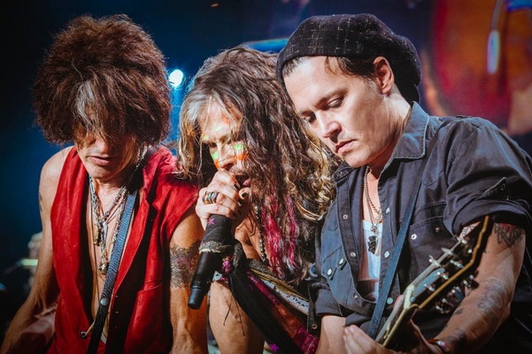 ‘Cuop bien’ Johnny Depp khoe tai guitar ben Aerosmith hinh anh