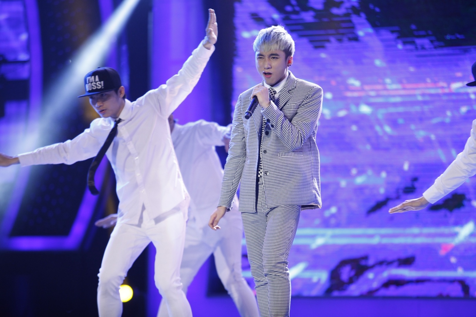  Sơn Tùng M-TP không muốn kể cho mẹ những chuyện buồn vì sợ mẹ lo lắng.