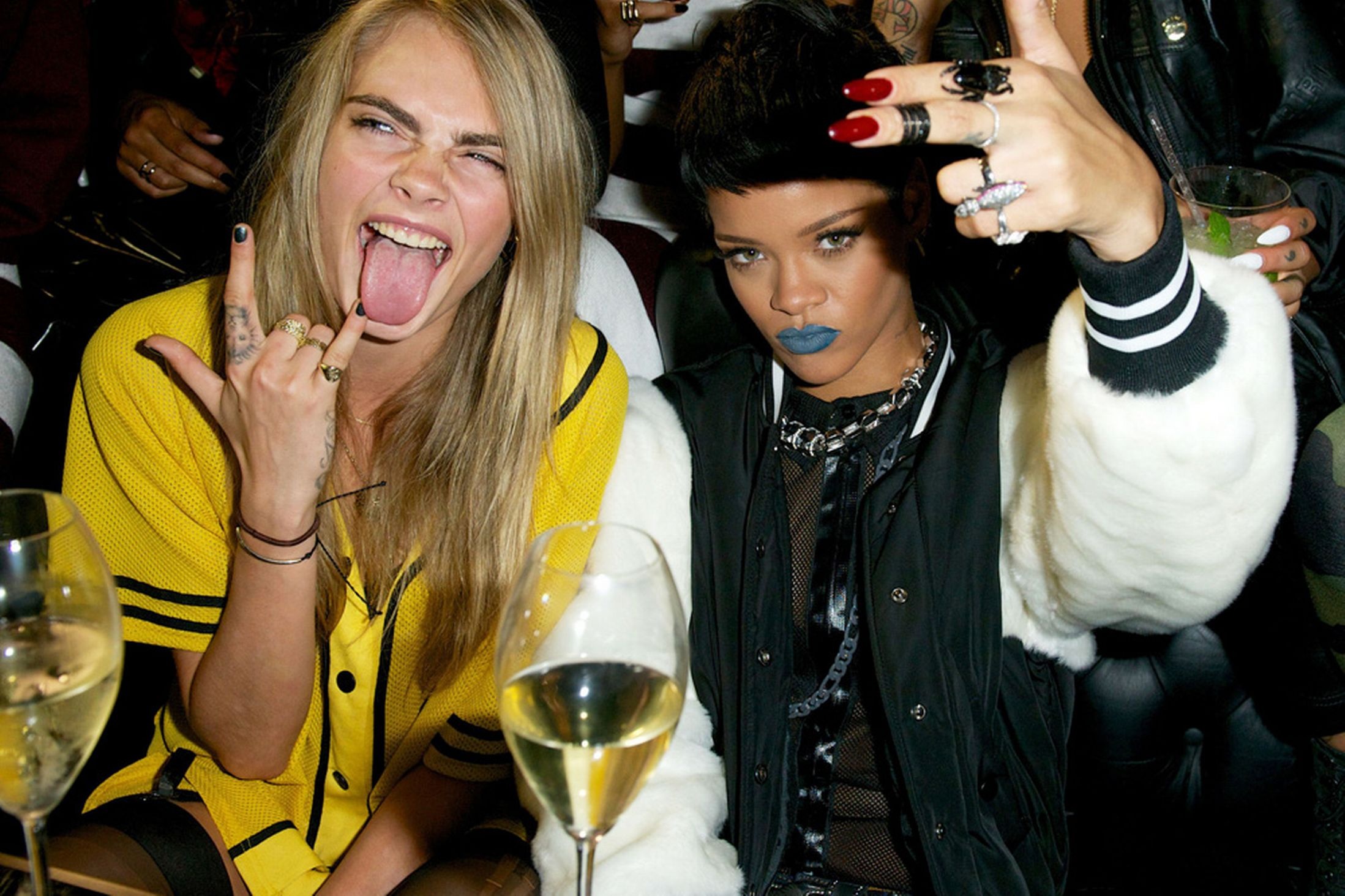 Rihanna & Cara Delevingne: Một cặp đôi ca sĩ - người mẫu khác cũng nổi tiếng không kém chính là Rihanna và Cara Delevingne. Đôi bạn được lòng cả người hâm mộ lẫn giới thiết kế. Thế nên Rihanna thậm chí còn được mời tham gia catwalk bên cạnh bạn thân trong buổi diễn thời trang của Chanel. Cả hai được tiết lộ là thường xuyên xuất hiện chung tại hộp đêm, cùng đi xem bóng rổ và còn thuê cả một chiếc du thuyền riêng ở châu Âu để nghỉ mát.