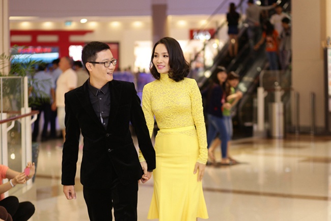 Vợ Hoàng Bách cũng thường tháp tùng chồng tới tham gia các sự kiện. Tuy nhiên, cô là người khá kín tiếng với giới truyền thông.