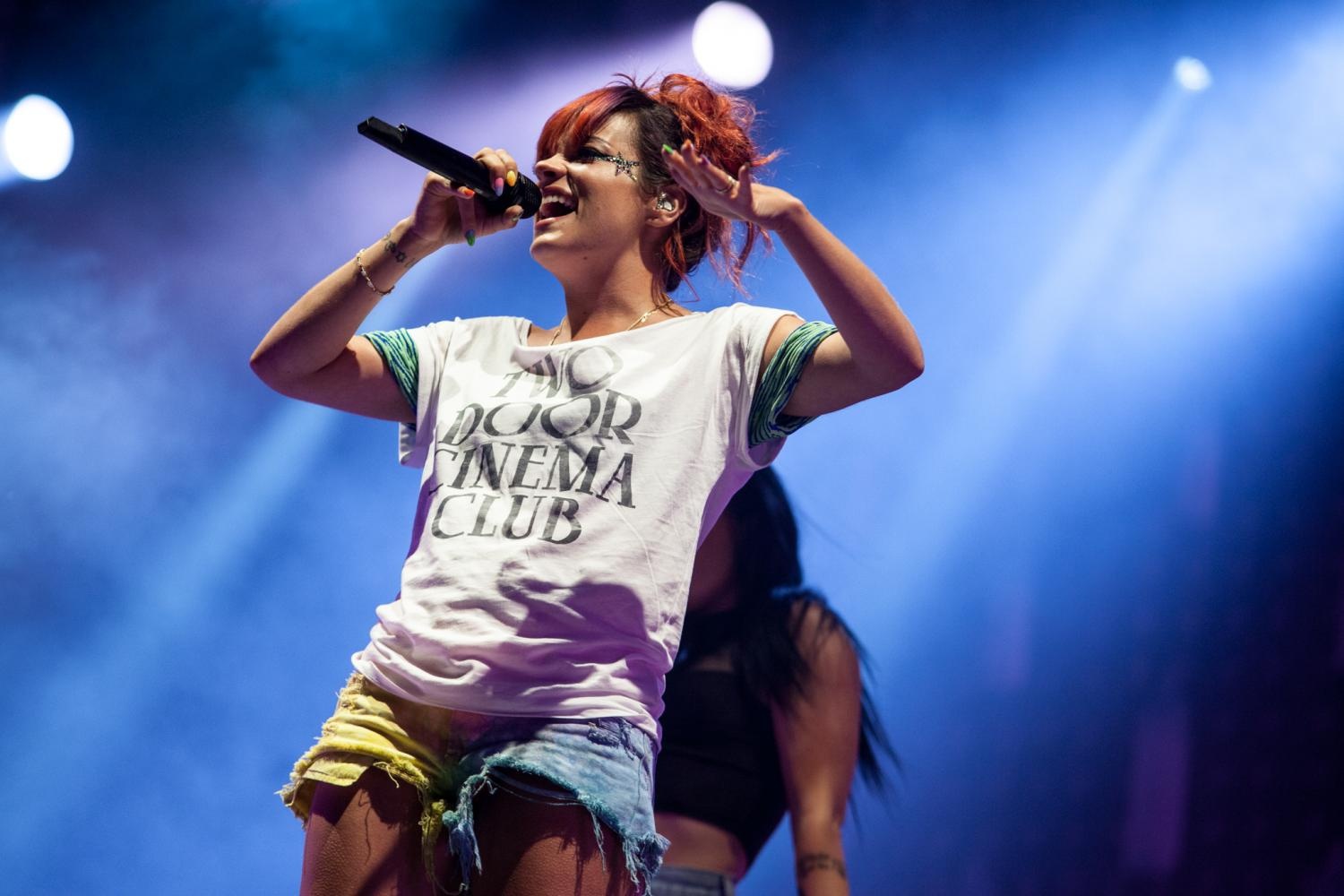 Dù gặp rắc rối trước giờ diễn nhưng Lily Allen vẫn được đánh giá là có màn trình diễn thành công tại Latitude vào ngày 17/7 vừa qua.