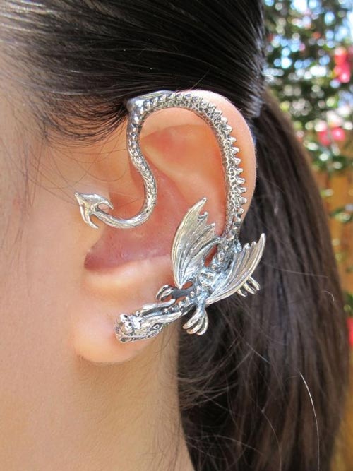 Một con rồng uốn lượn bên tai.