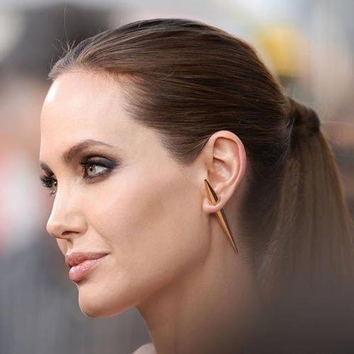 Angelina Jolie với khuyên tai nhọn dài.