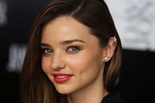 Miranda Kerr nhẹ nhàng tinh tế với hai chiếc khuyên rời.