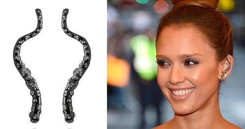 Jessica Alba với hoa tai ấn tượng.