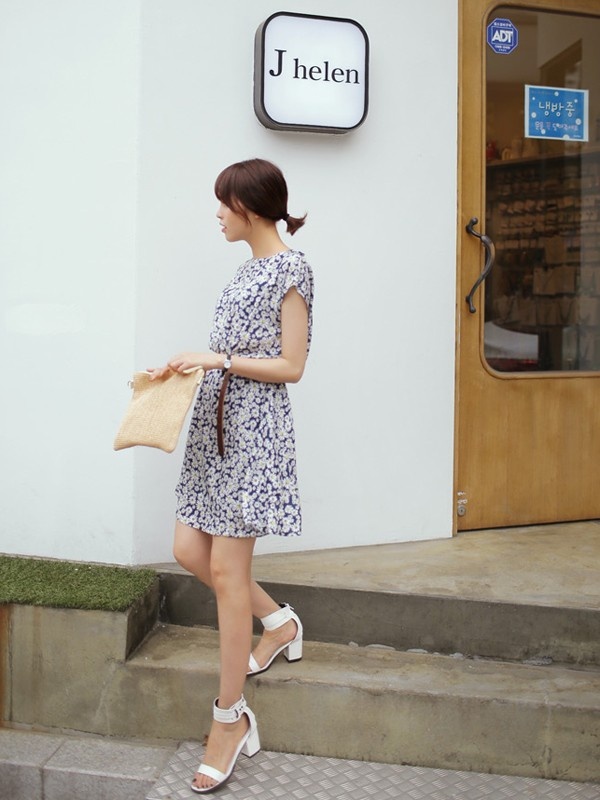 Đôi khi sự nhấn nhá trong những đường cắt tạo ra khoảng trống hở lưng lại khiến cho những chiếc váy liền ngang gối cơ bản lại trở nên tinh tế và quyến rũ đến lạ thường...