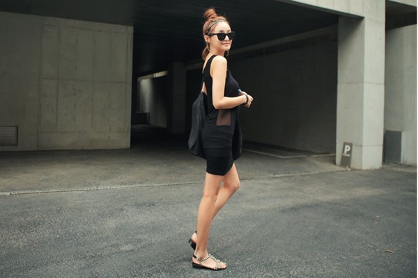 Chiếc váy cotton thun ôm sát đơn giản và thêm một chút nhấn nhá bằng lớp vai voan hai bên eo sẽ khiến bạn trông thật trẻ trung và năng động.