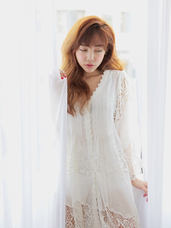 Còn gì bay bổng hơn và nhẹ nhàng hơn khi cuối tuần lựa chọn cho mình một chiếc váy liền màu trắng với họa tiết ren được sử dụng một cách tinh tế. Chiếc váy với vẻ ngoài vô cùng lãng mạn này sẽ giúp tăng thêm nét dịu dàng và nữ tính cho vẻ ngoài của bạn, một mẫu váy lý tưởng cho một buổi hẹn hò bên người ấy vào dịp cuối tuần phải không nào.