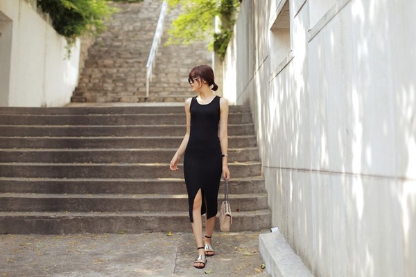 Bạn nghĩ sao khi vẫn là mẫu váy ở trên nhưng phần xẻ tà lại được chuyển về đằng trước, phần xẻ vừa táo bạo nhưng lại cũng vừa đủ để giúp bạn khoe khéo đôi chân dài gợi cảm của mình. Một gợi ý không tồi cho một buổi chiều xem phim ngày cuối tuần phải không nào.