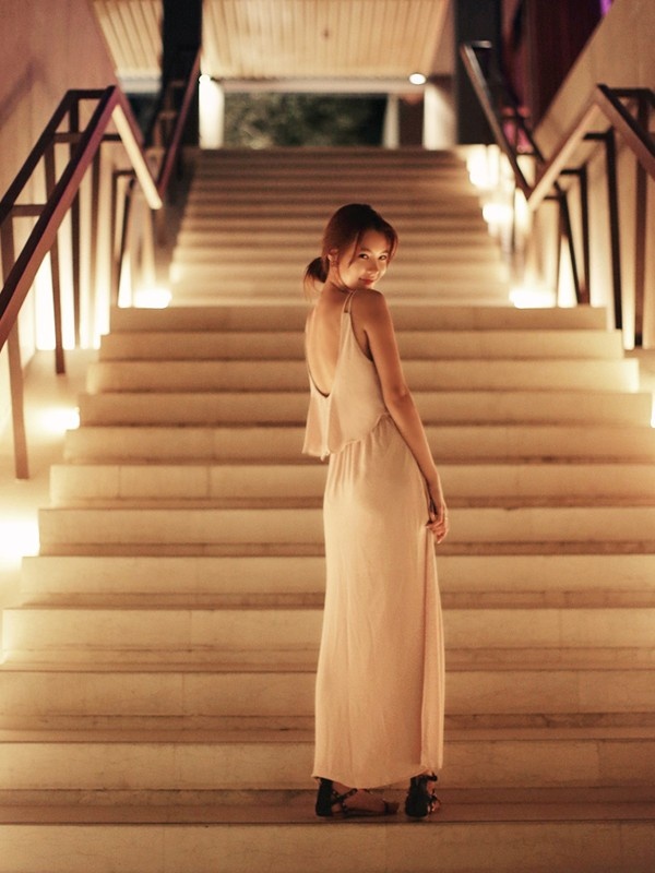 ....và chẳng ai có thể cưỡng lạị phần lưng hở quá đỗi gợi cảm này, đối với những mẫu váy maxi dài đến mắt cá chân như thế này, những đôi giày hay sandals bệt sẽ là lựa chọn hợp lý hơn cả.