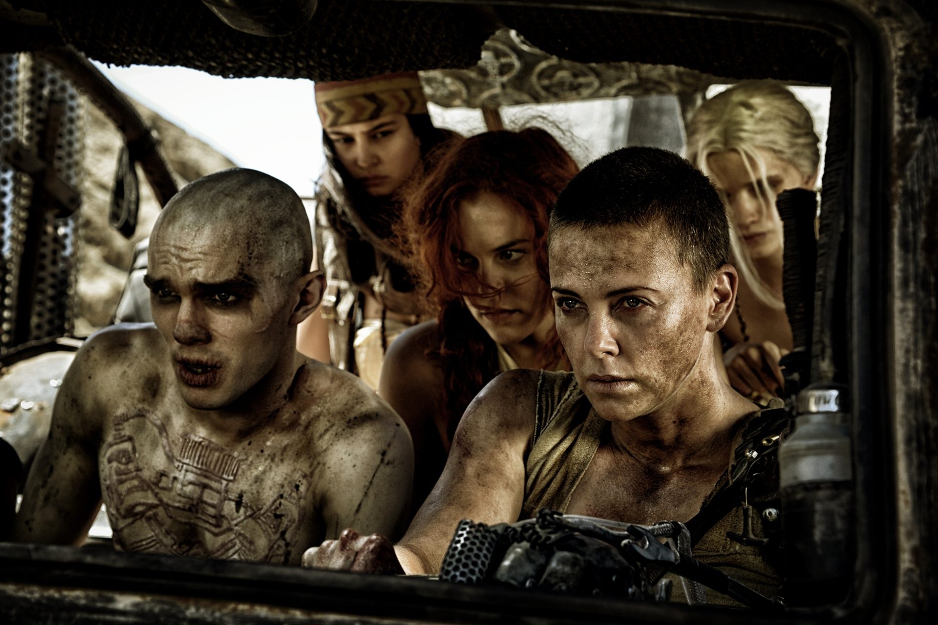 Charlize Theron (phải) trong Mad Max: Fury Warrior.