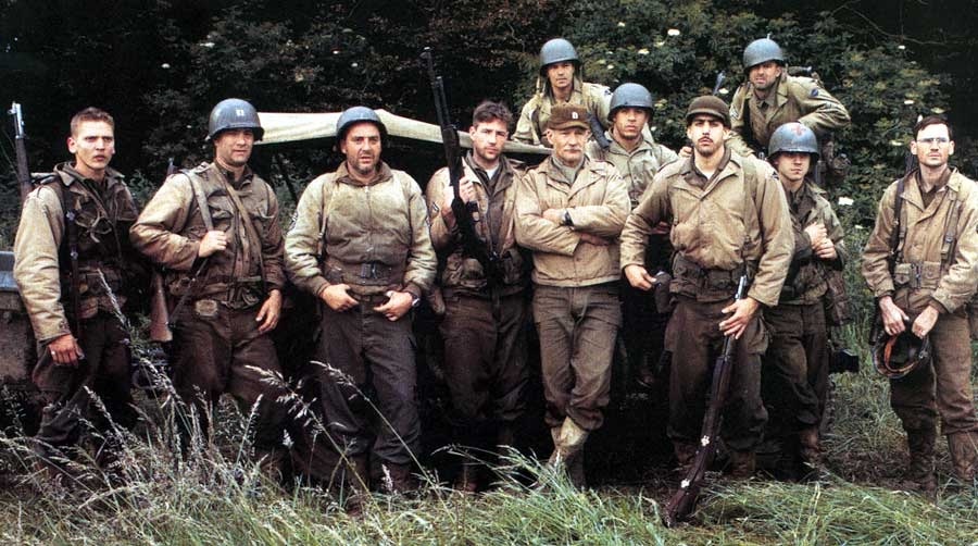 Saving Private Ryan (1998): Tác phẩm của đạo diễn Steven Spielberg để vuột mất giải thưởng Oscar tại hạng mục Phim truyện xuất sắc nhất, nhưng từng vượt qua 90 bộ phim khác để giành danh hiệu bộ phim hay nhất về quân đội do hơn 4.000 độc giả của trang Zap2it.com bầu chọn. Xuyên suốt cả quãng đường tìm kiếm và bảo vệ chàng binh nhì Ryan, nhóm binh lính do nhân vật của Tom Hanks dẫn đầu luôn cố gắng phối hợp chiến đấu trong những tình huống hiểm nghèo nhất. Họ thực sự là những người lính can trường, hết mình vì nhiệm vụ và sẽ được lịch sử điện ảnh mãi ghi danh.