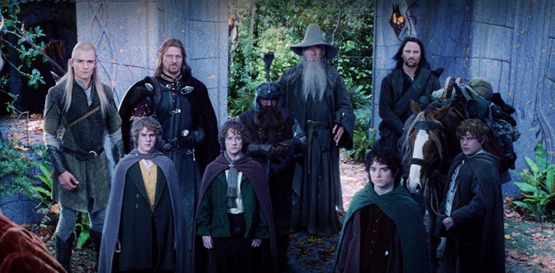 The Lord of the Rings: The Fellowship of the Ring (2001): Thế giới huyền bí trong thiên tiểu thuyết của tác giả J.R.R.Tolkien cùng với những người anh hùng được chuyển thể lên màn ảnh nhờ đôi bàn tay tài hoa của đạo diễn Peter Jackson. Người xem sẽ khó lòng có thể quên được cuộc phiêu lưu của Đoàn hộ Nhẫn gồm tám chiến binh anh dũng cùng anh chàng Frodo người Hobbit. Mỗi thành viên trong nhóm đều có vai trò quan trọng riêng và ghi dấu ấn trong lòng khán giả theo những cách khác nhau.