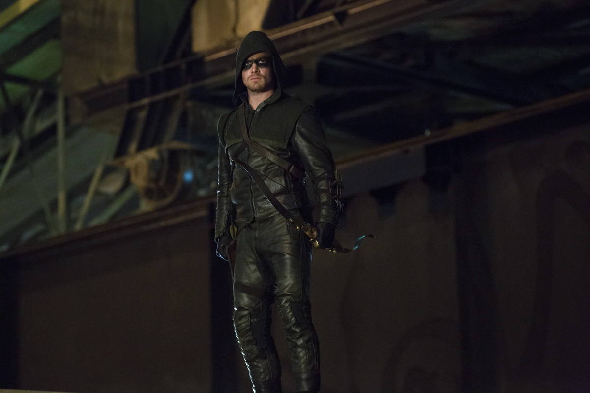 Green Arrow: Thuộc chuỗi nhân vật của DC Comics, Green Arrow là một thanh viên của nhóm Justice League và không hề sở hữu bất cứ năng lực siêu nhiên nào. Xuất thân là một tỷ phú có tên Oliver Green, anh quyết định trở thành người anh hùng Green Arrow sau một sự cố đắm tàu. Anh hành động trong bóng tối, quyết thanh tẩy những thế lực xấu xa làm ô uế xã hội, lập lại công bằng và trật tự cho thành phố. Green Arrow tự trang bị kỹ năng bằng cách rèn luyện tuyệt kỹ sử dụng cung tên đến mức điêu luyện. Đây là nhân vật khiến nhiều khán giả nhớ tới người hùng thảo khấu Robin Hood huyền thoại.