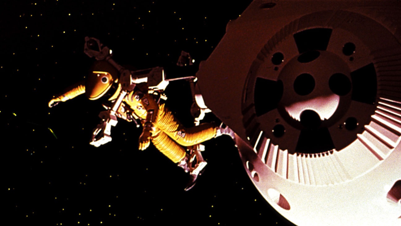 2001: A Space Odyssey (1968): Bộ phim luôn được xếp vào danh sách những tác phẩm xuất sắc nhất mọi thời đại thuộc thể loại khoa học viễn tưởng. 2001: A Space Odyssey do đạo diễn Stanley Kubrick thực hiện, đem tới cho khán giả những hình ảnh du hành vũ trụ đẹp mắt và chân thực đến mức khó quên. Thật khó tin khi bộ phim đang chuẩn bị lễ kỷ niệm 50 năm kể từ lần đầu ra mắt.