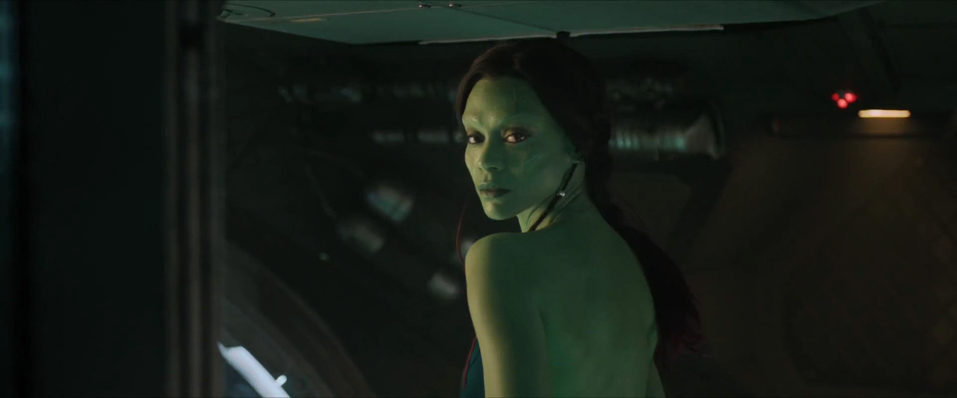 Tạo hình đầy bí ẩn và quyến rũ của Zoe Saldana trong Guardians of the Galaxy.