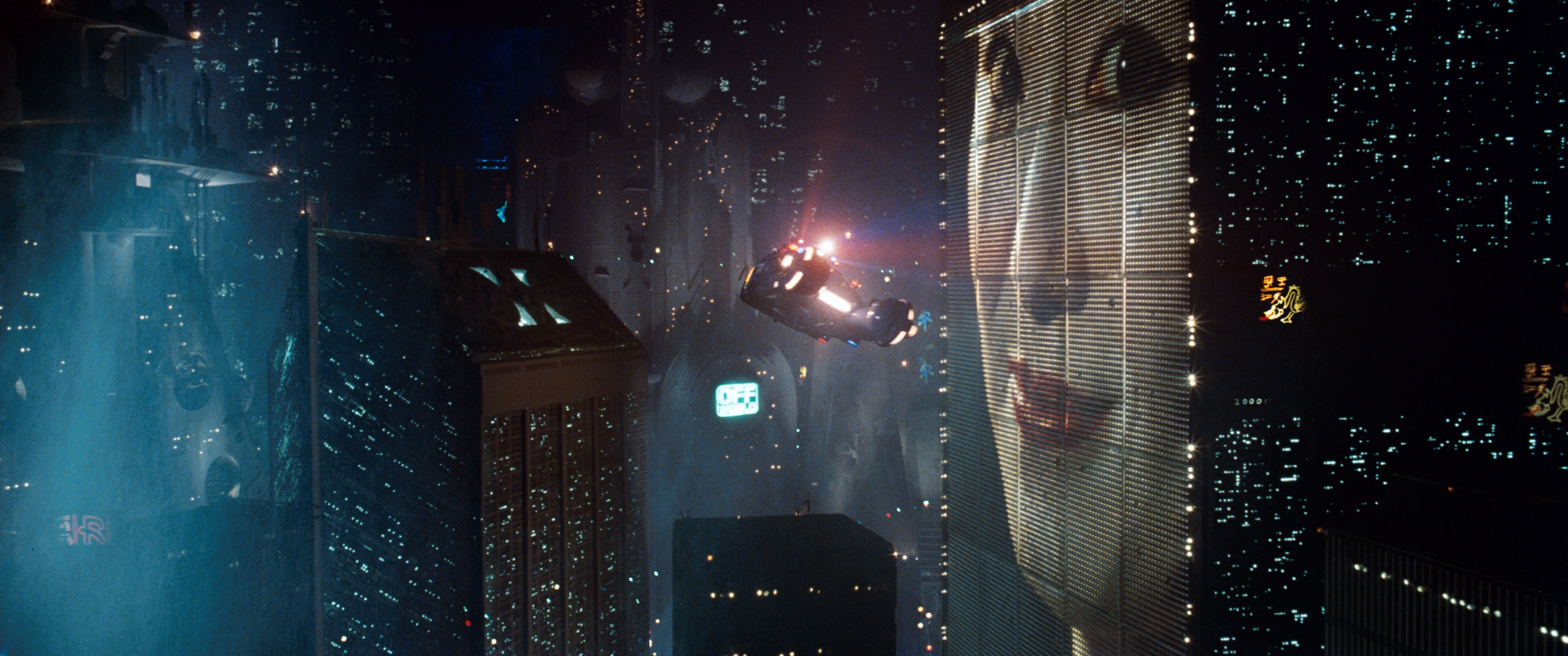 Blade Runner (1982): Không được đón nhận nhiệt liệt khi lần đầu ra mắt, Blade Runner dần dà chinh phục nhiều thế hệ khán giả bằng những màn kỹ xảo ấn tượng cùng phần nội dung gợi mở. Kỹ xảo điện ảnh không chỉ mang lại cho bộ phim một vẻ ngoài ấn tượng, mà còn sống động như một nhân vật thực sự trong phim, đem tới cho người xem trải nghiệm như đang được sống trong một thành phố xa lạ ở thời tương lai.