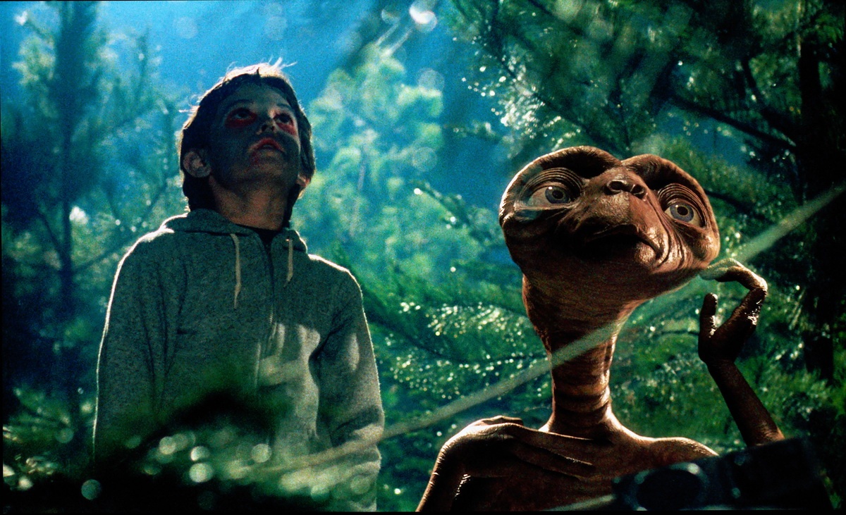E.T. the Extra-Terrestrial (1982): Những bộ phim hiện đại ngày nay thừa sức tạo nên những nhân vật kỹ xảo chân thực đến tuyệt vời nhờ kỹ thuật motion capture (bắt biểu cảm). Tuy nhiên, để tạo ra được cảm xúc như E.T. the Extra-Terresttrial thì vẫn hiếm có tác phẩm nào ngày nay có thể làm được. Kỹ xảo trong phim hết sức gần gũi và đáng yêu, giúp bộ phim dễ dàng đi vào lòng khán giả. Đó hẳn cũng là lý do mà cảnh chiếc xe đạp bay ngang qua mặt trăng trở thành một trong những khoảnh khắc ấn tượng nhất trong lịch sử điện ảnh nhân loại.