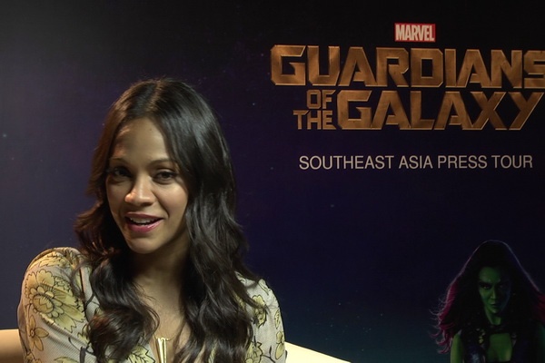 Zoe Saldana gui loi chao toi khan gia Viet Nam hinh anh