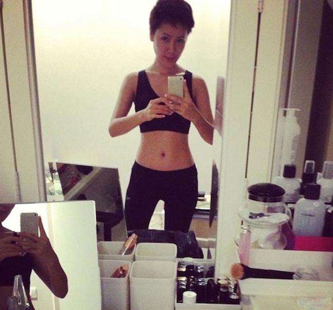 Phương Linh khoe vòng eo phẳng lỳ sau một thời gian tập luyện thể dục thể thao chăm chỉ,