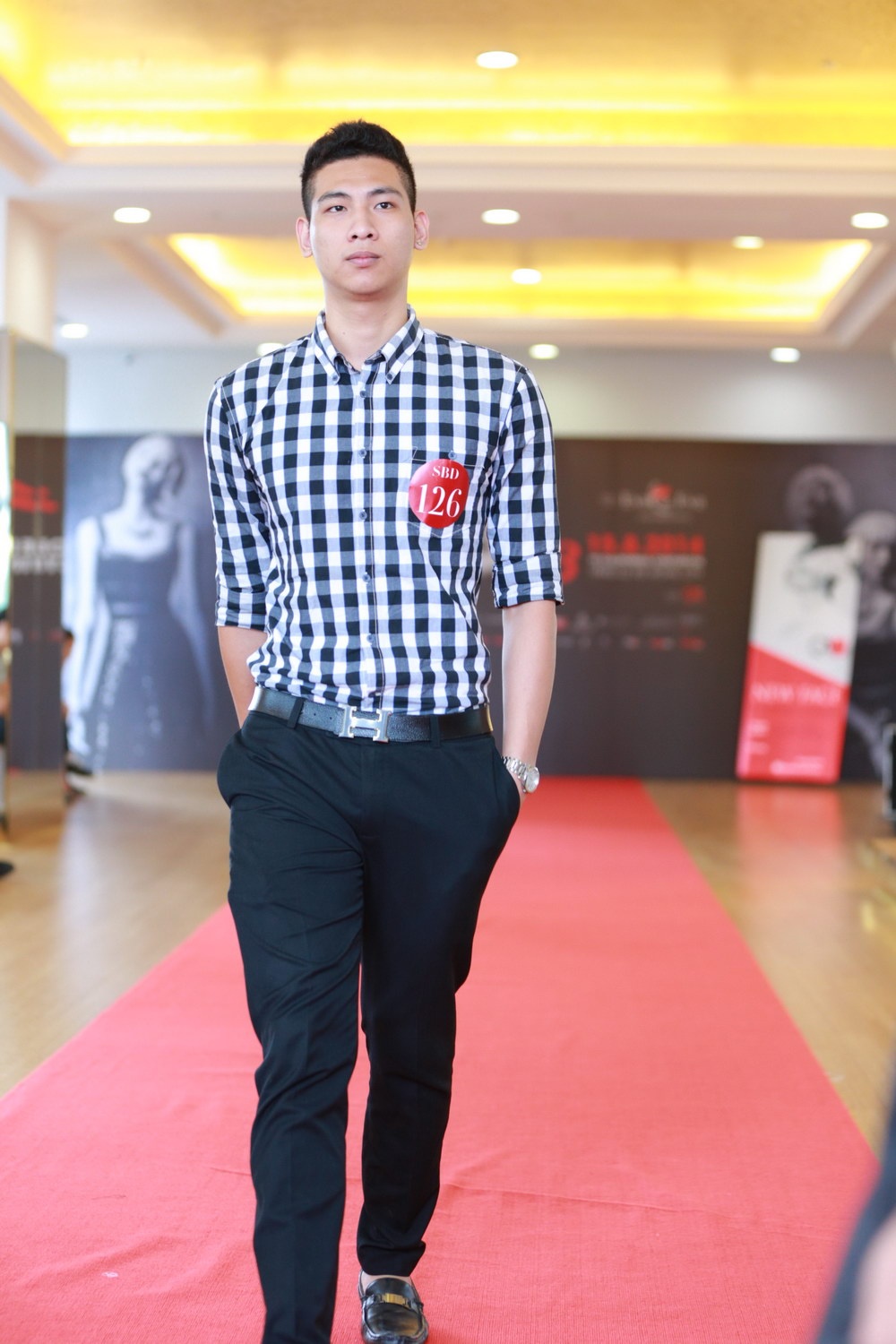 Buổi tuyển chọn New Face Casting cho chương trình Đẹp Fashion Runway thu hút đông đảo các bạn trẻ Hà Thành đến tham gia. Hầu hết các bạn trẻ đến tham gia casting đều có độ tuổi trẻ dưới 20 và cao trên 1m8 đối với nam và 1m7 đối với nữ. 