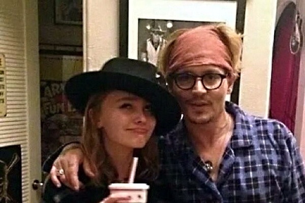 Johnny Depp dong phim kinh di moi cung con gai hinh anh