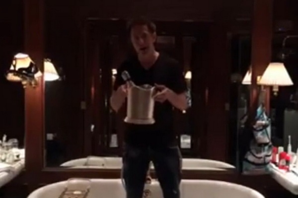 Dao dien James Gunn tham gia Ice Bucket Challenge hinh anh
