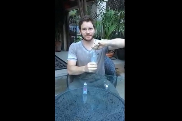 Tai tu Chris Pratt hai huoc thuc hien thach thuc Ice Bucket Challenge hinh anh