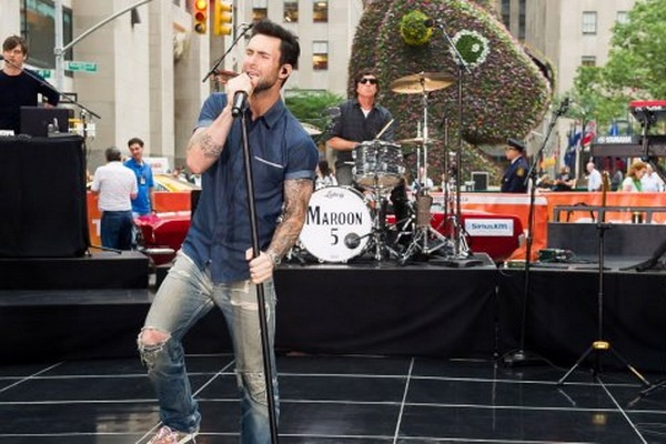 Maroon 5 gui 'Maps' toi MTV VMA 2014 san khau ngoai troi hinh anh