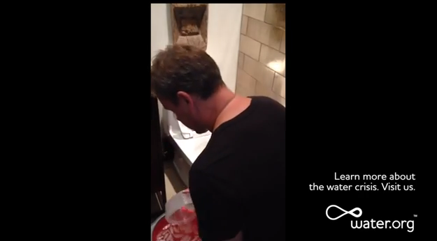 Matt Damon su dung nuoc nha xi de thuc hien Ice Bucket Challenge hinh anh