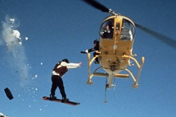 Nhay len truc thang dang bay - 'Tan cau chuyen canh sat' (2004) hinh anh