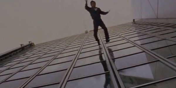 Truot xuong be mat mot toa cao oc - 'Toi la ai?' (1998) hinh anh