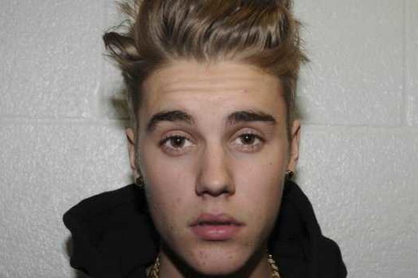 Justin Bieber dinh an tan cong nguoi khac hinh anh