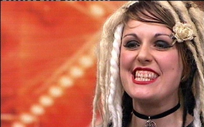 Ariel Burdett de doa, chui the giam khao (X Factor 2008) hinh anh