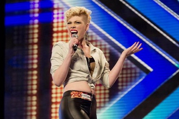 Zoe Alexander nem mic, day camera (X Factor 2012) hinh anh