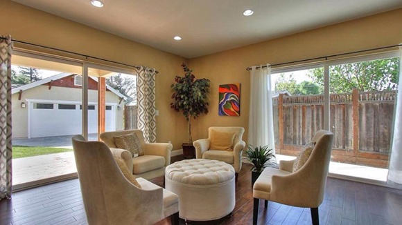 Phòng khách được thiết kế với nội thất sang trọng, gam màu trang nhã.