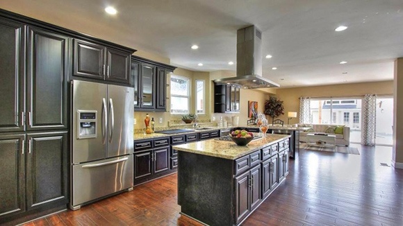 Không gian bếp rộng rãi.