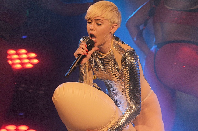 Miley Cyrus muon vuot mat dan chi Lady Gaga hinh anh