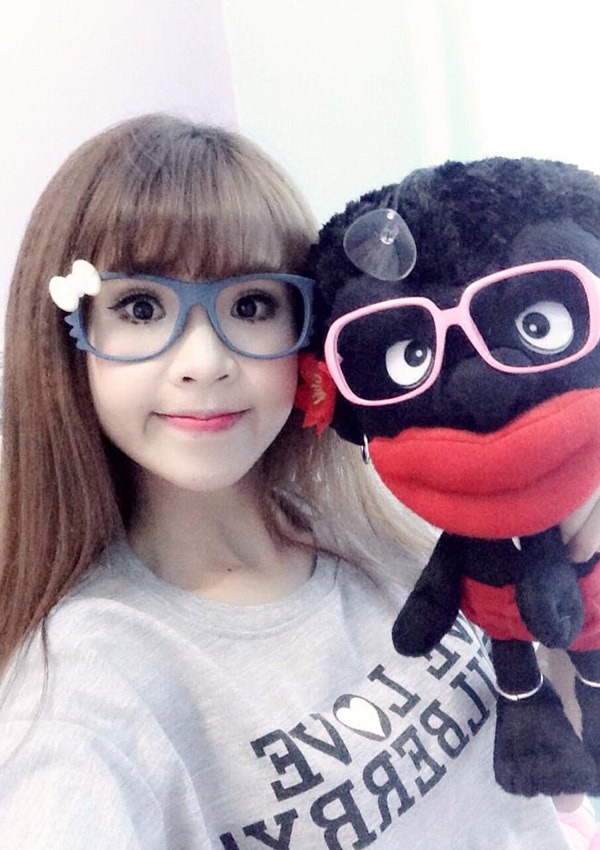 Ngoài ra, Khởi My cũng chăm chỉ sắm thêm đạo cụ để phục vụ cho sở thích của mình. Cô nàng sở hữu vô số những chiếc kính gọng to bản màu mè.