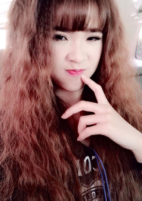 Cũng như bao cô gái khác, Khởi My rất tích cực khoe những bức ảnh tự sướng của mình trên trang fanpage 5 triệu lượt theo dõi. Mỗi bức ảnh mà Khởi My chia sẻ đều đón nhận hàng trăm nghìn like từ người hâm mộ.