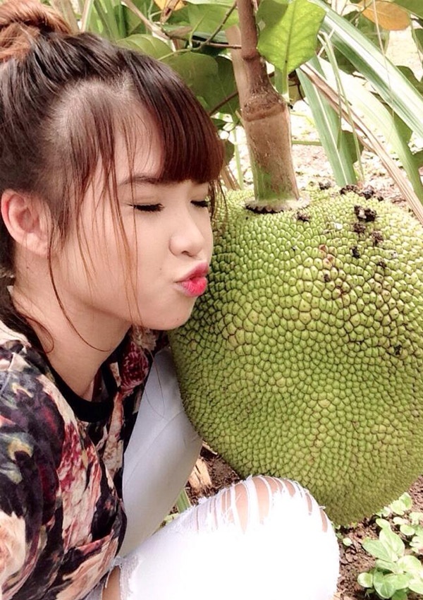 Khởi My cực kỳ thích thú khi tự sướng với đồ ăn và ai cũng phải nhận thấy cô nàng này rất dễ thương.