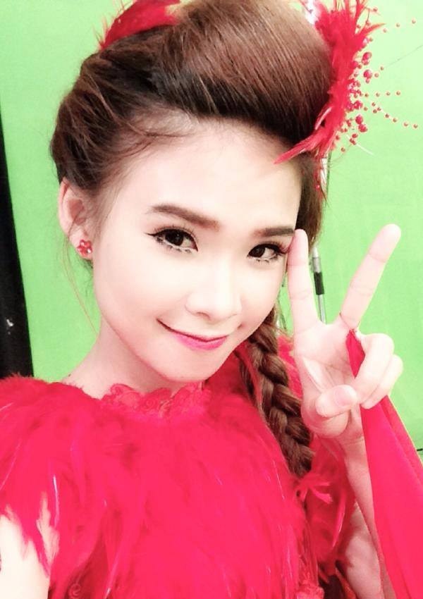 Nữ ca sĩ Người yêu cũ cũng nghiện các kiểu pose ảnh giơ ngón tay hình chữ V kinh điển.