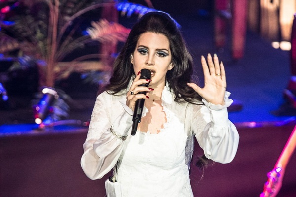Lana Del Rey to chuc bieu dien o nghia trang hinh anh