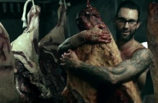 Adam Levine cung vo ‘tam mau’ trong MV moi cua Maroon 5 hinh anh